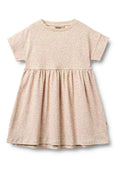 Kurzärmeliges Kleid aus hellrosa Stoff mit Blumenmuster, geraffter Taille und ausgestelltem Rock. Weiche Baumwolltextur, lässiges Design.