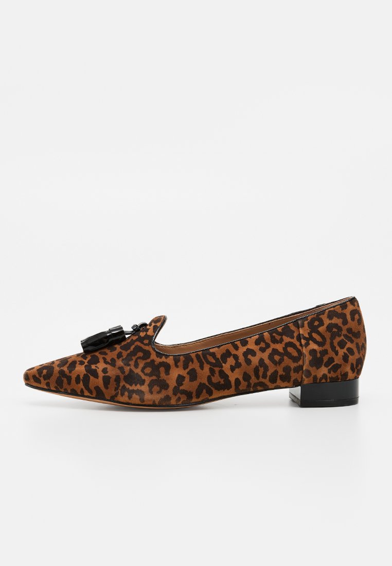 Brauner Leopardenmuster-Ballerina mit spitz zulaufender Spitze und schwarzer Quastenverzierung oben, mit niedrigem schwarzem Absatz.