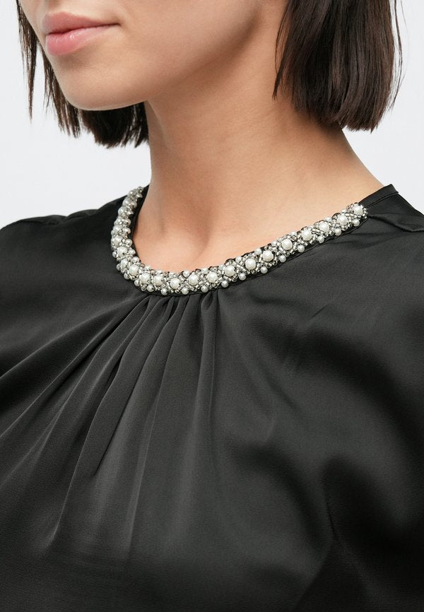 VILA VISABRINA O NECK