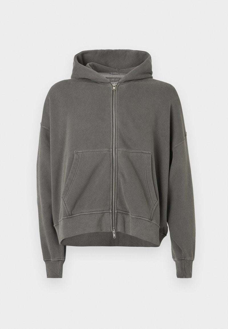 Grauer Zip-Hoodie mit Kapuze, Fronttaschen und verkürztem Design. Strukturiertem Stoff, lässiger Passform und gerippten Bündchen.