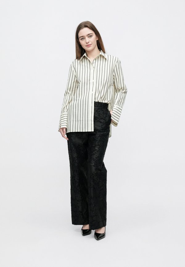 DAY Birger et Mikkelsen HUNT REFINED STRUCTURE