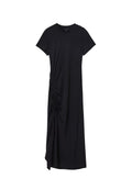 Schwarzes knielanges Kleid mit kurzen Ärmeln, seitlichem Raffungselement und Schnürung, aus einem weichen, dehnbaren Stoff.
