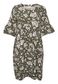 Olivegrünes Kleid mit weißem Blumenmuster, Rundhalsausschnitt und 3/4-Ärmeln in Glockenform, mit einem gerafften Bund und lockerer Passform.