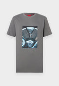 Graues T-Shirt mit kurzen Ärmeln, auf der Brust mit einer detaillierten Grafik eines Motorradmotors und dem "HUGO"-Logo.