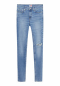 Mittelhohe Skinny-Jeans aus hellblauem Denim, mit einem ausgefransten Riss am rechten Knie, klassischem Fünf-Taschen-Design und Metallknopfverschluss.