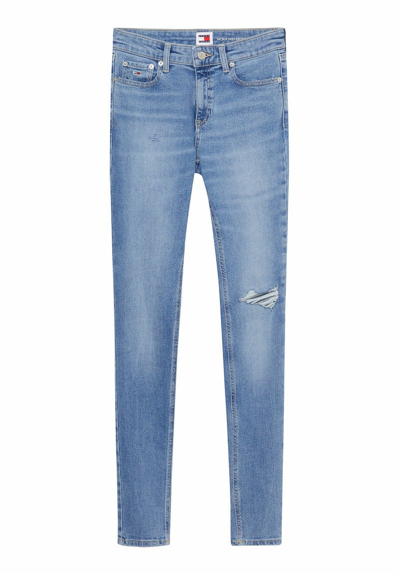 Mittelhohe Skinny-Jeans aus hellblauem Denim, mit einem ausgefransten Riss am rechten Knie, klassischem Fünf-Taschen-Design und Metallknopfverschluss.