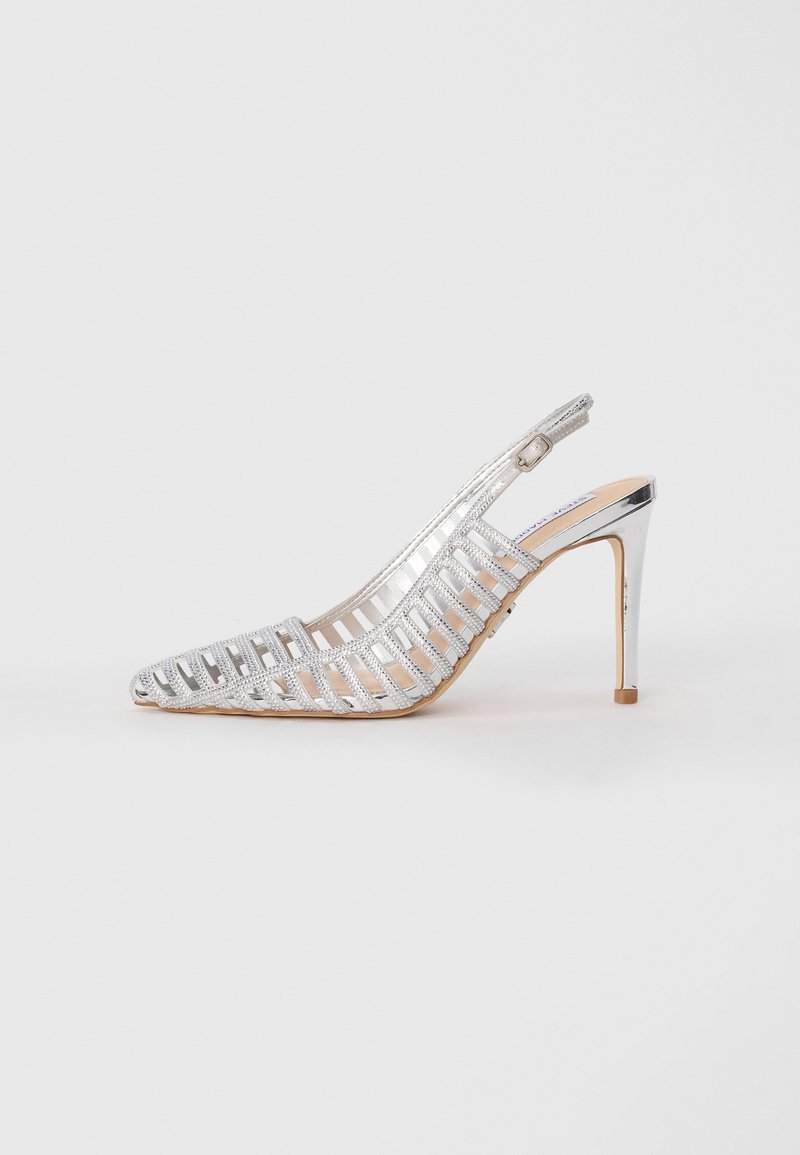 Silberner High-Heel-Sandalette mit transparentem, gestreiften Obermaterial und verstellbarem Knöchelriemen auf einem weißen Hintergrund.