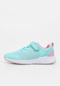 Hellblauer und rosa Kindersportschuh mit strukturiertem Mesh, Klettverschluss, weißer Sohle und rosa Profil, Seitenansicht auf weißem Hintergrund.