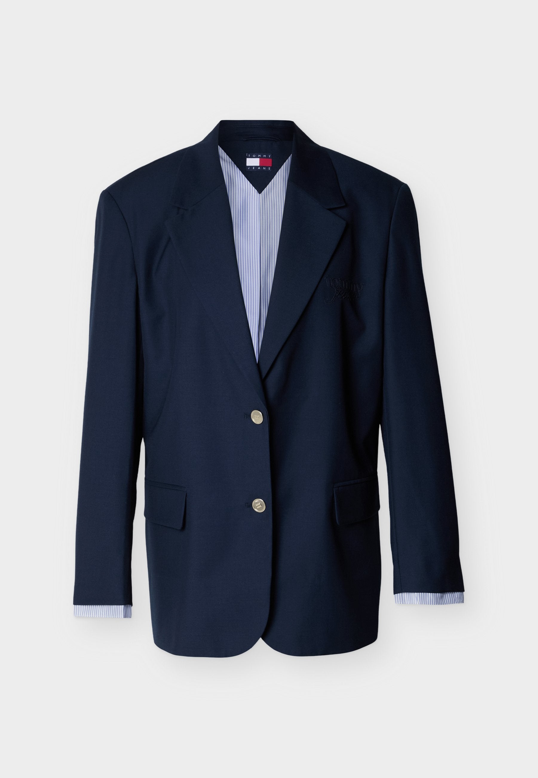 Marineblauer einreihiger Blazer mit zwei silbernen Knöpfen, Notch-Revers, Pattentaschen und gestreiften Hemdmanschetten, die an den Ärmeln sichtbar sind.