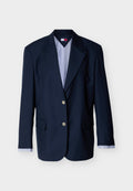 Marineblauer einreihiger Blazer mit zwei silbernen Knöpfen, Notch-Revers, Pattentaschen und gestreiften Hemdmanschetten, die an den Ärmeln sichtbar sind.