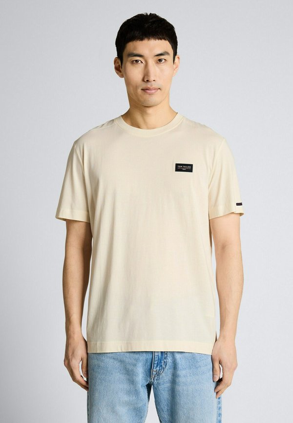 TOM TAILOR MIT LOGO BADGE - Basic T-shirt - gardenia white