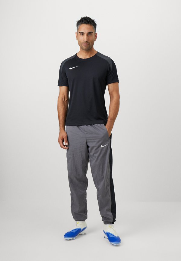 Nike Performance STANDARD FIT