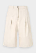 Beige Falten-Shorts aus Baumwollstoff. Verfügt über einen Knopfverschluss und weite Beine. Glatte Textur mit sauberen Nähdetails.