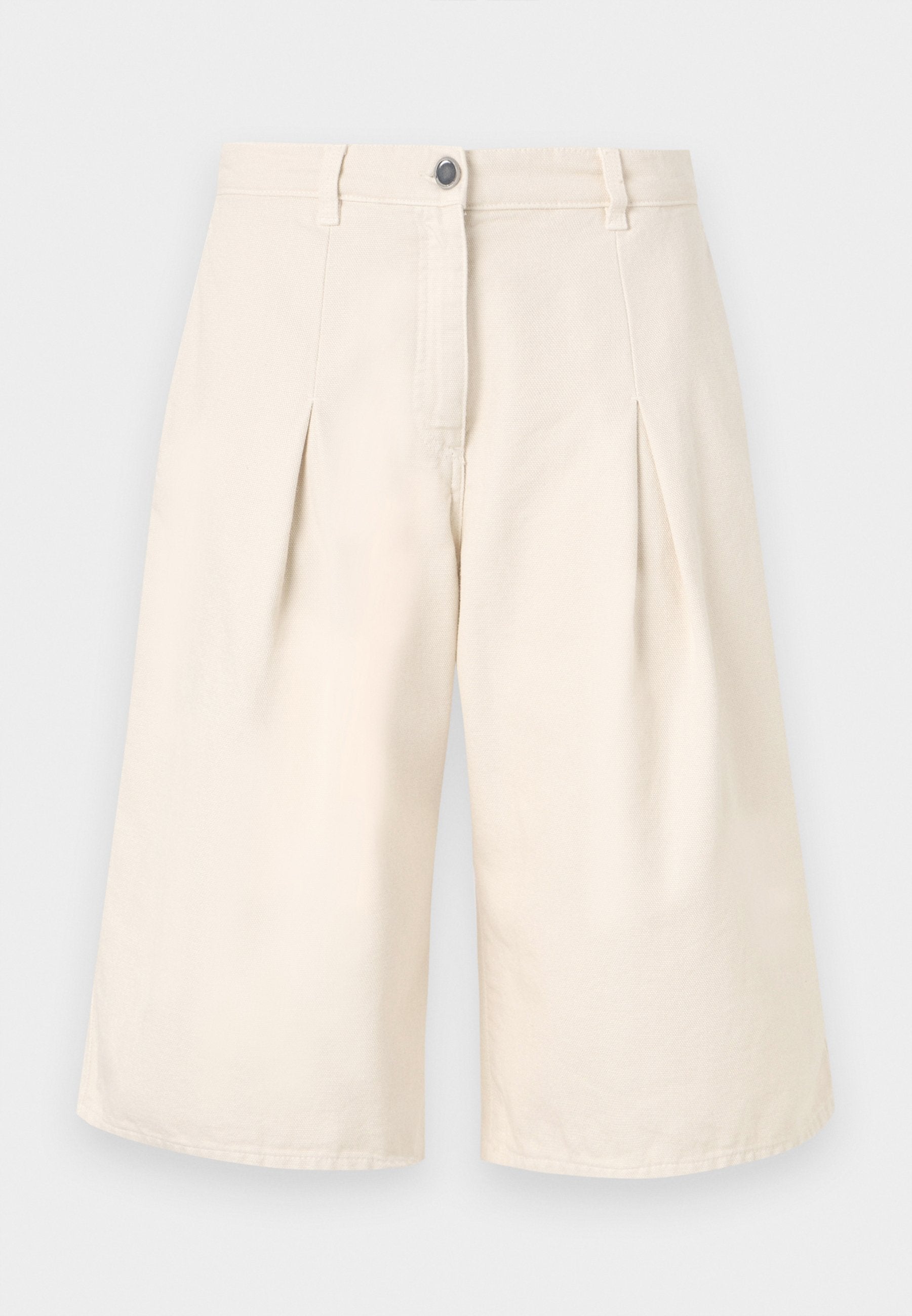 Beige Falten-Shorts aus Baumwollstoff. Verfügt über einen Knopfverschluss und weite Beine. Glatte Textur mit sauberen Nähdetails.