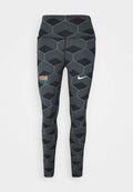 Schwarz-graue geometrisch gemusterte Leggings mit der kenianischen Flagge am linken Oberschenkel und dem weißen Nike-Swoosh am rechten Oberschenkel.