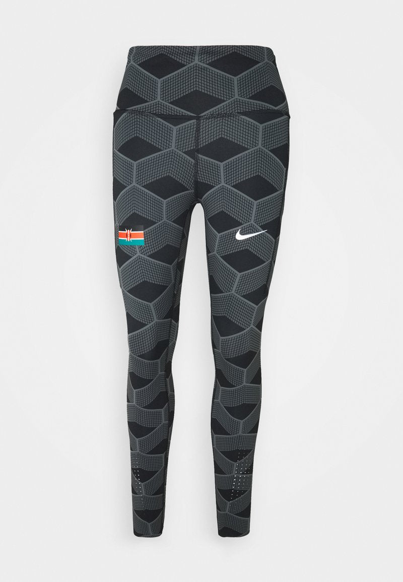 Schwarz-graue geometrisch gemusterte Leggings mit der kenianischen Flagge am linken Oberschenkel und dem weißen Nike-Swoosh am rechten Oberschenkel.