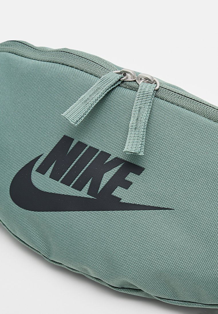 Nike Sportswear HERITAGE