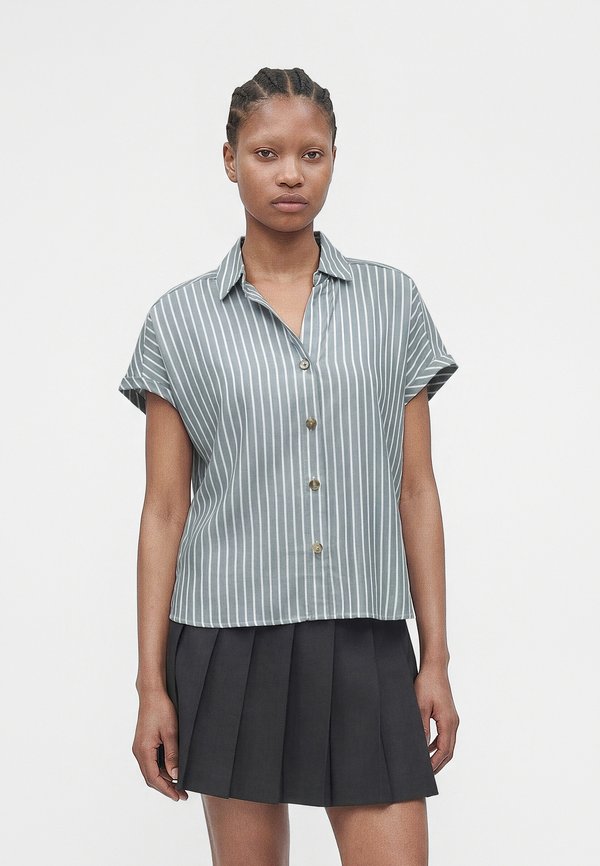 ONLY ONLGIBSI PUORI V NECK SHIRT - Button-down blouse - laurel wreath/bright white