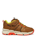 Braune synthetische Sneaker mit einem Klettverschluss, gelben Akzenten, orangefarbener Sohle und strukturierten Einsätzen, die für Komfort und Atmungsaktivität entworfen wurden.