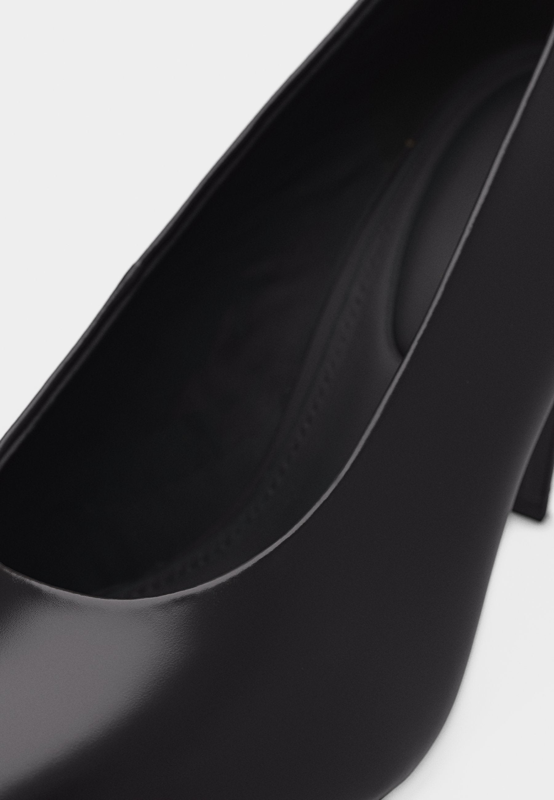 TH MONOGRAM SHINY LEATHER HIGH HEELS Media 7
