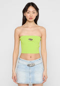 Helles, grünes, geripptes, trägerloses Crop Top mit einem metallischen Akzent, kombiniert mit einem hellblauen Denim-Minirock, der über eine passende Schnalle verfügt.