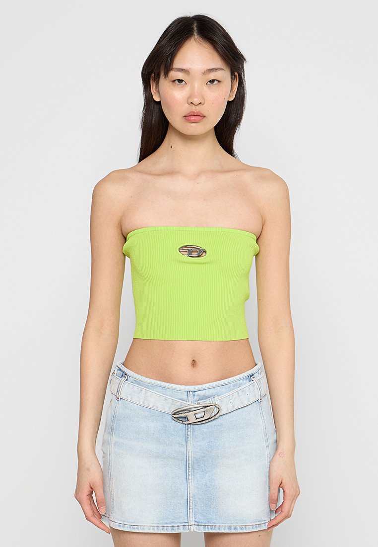 Helles, grünes, geripptes, trägerloses Crop Top mit einem metallischen Akzent, kombiniert mit einem hellblauen Denim-Minirock, der über eine passende Schnalle verfügt.