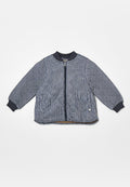 Quilted-Jacke mit marineblau-weißem Streifenmuster, gerippten Bündchen und Kragen, durchgehendem Reißverschluss und einem kleinen Logodetail am Saum.