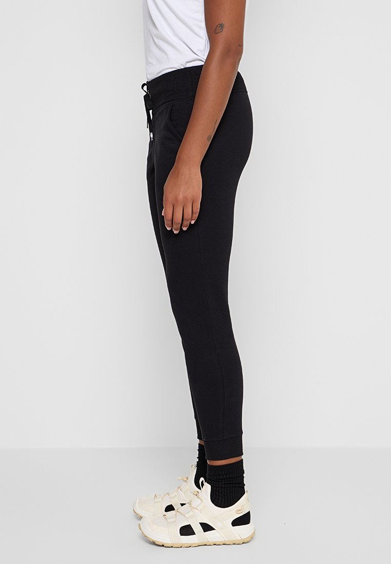 DKNY Sport