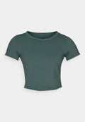 Dunkelgrünes kurzärmeliges, kurzes Sport-T-Shirt mit rundem Halsausschnitt vor einem schlichten weißen Hintergrund.