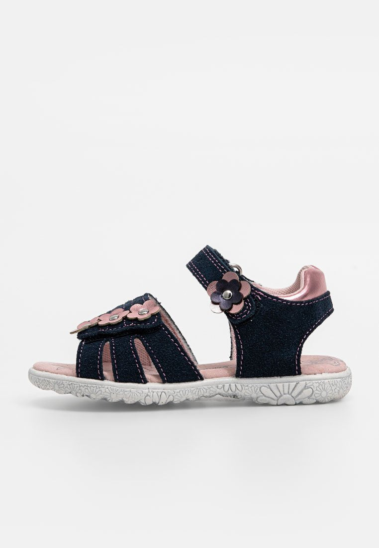 Marineblaue Sandalen mit rosa Akzenten, Obermaterial aus Stoff, verstellbarer Riemen, florale Details und strukturierte weiße Gummisohle mit floralem Muster.