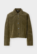 Olivgrüne Wildlederjacke in Kurzform mit langen Ärmeln, spitzem Kragen und fünf dunklen Knöpfen vorne.