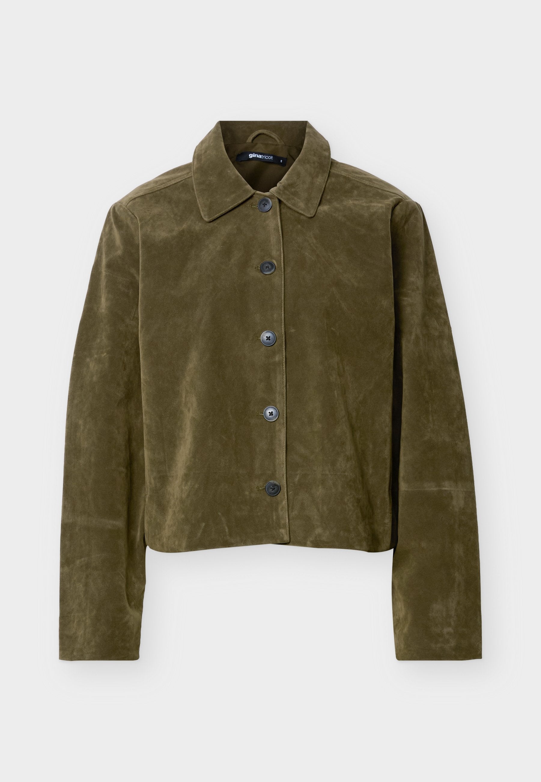 Olivgrüne Wildlederjacke in Kurzform mit langen Ärmeln, spitzem Kragen und fünf dunklen Knöpfen vorne.