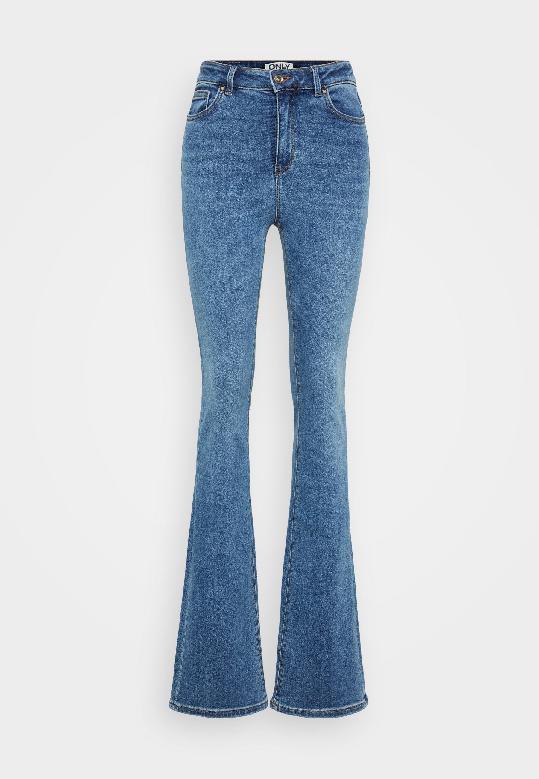 Hellblaue, ausgestellte Denim-Jeans mit fünf Taschen, einem vorderen Knopfverschluss und kontrastierenden Nähten. Der Stoff hat eine glatte Textur.