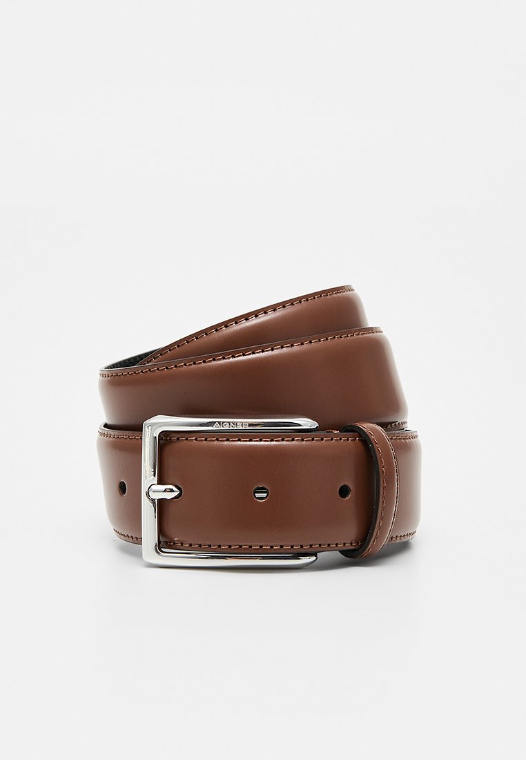Brauner Ledergürtel mit glänzender silberner Schnalle, mit Nahtdetails und mehreren Einstelllöchern für flexible Größenanpassung.