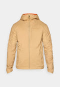 Beige isolierte Jacke mit durchgehendem Reißverschluss, verstellbarer Kapuze und kontrastierendem orangefarbenem Innenfutter. Enthält eine Brusttasche und strukturierten Stoff.