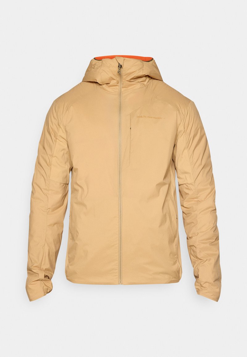 Beige isolierte Jacke mit durchgehendem Reißverschluss, verstellbarer Kapuze und kontrastierendem orangefarbenem Innenfutter. Enthält eine Brusttasche und strukturierten Stoff.