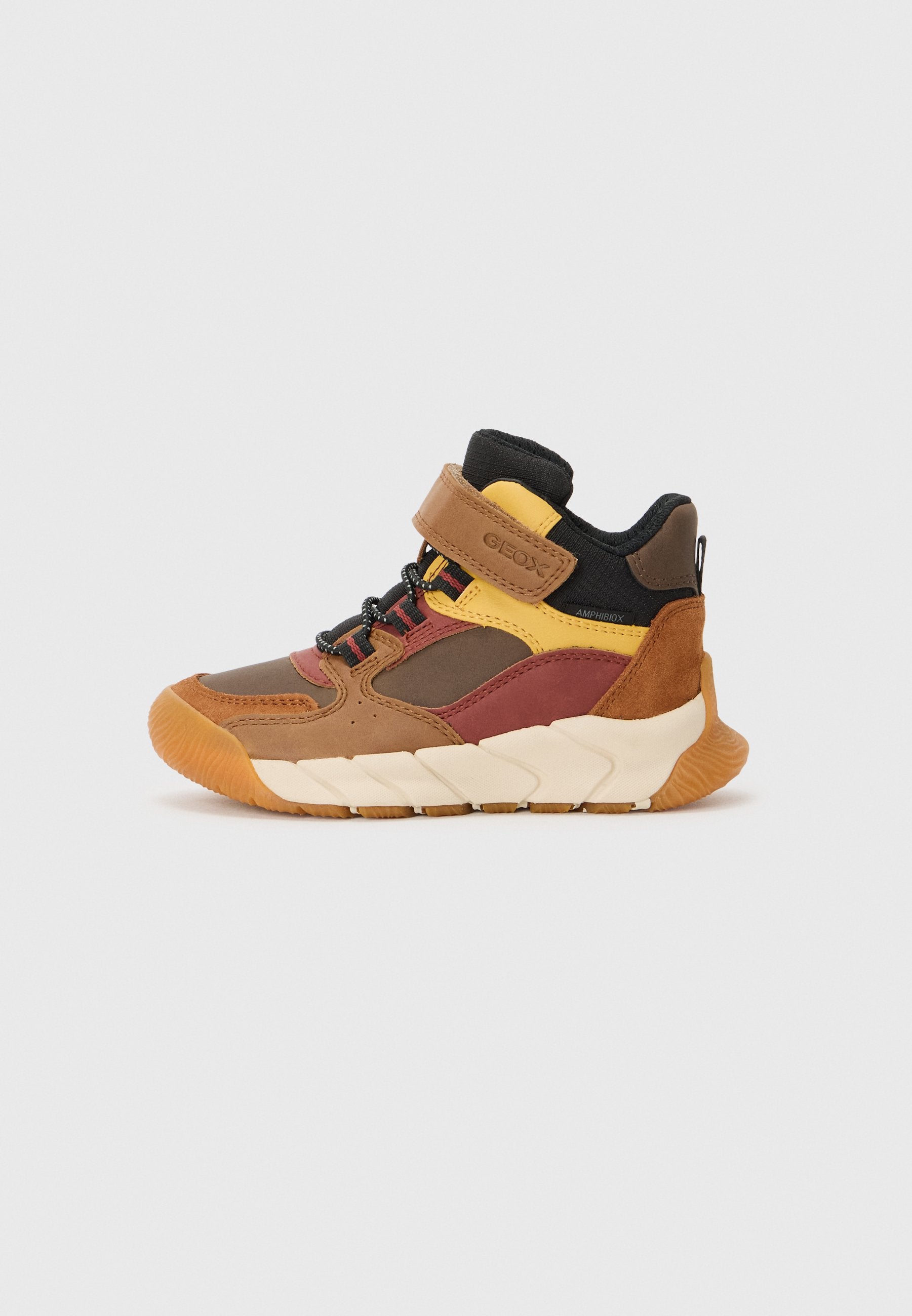 Braune, rote und gelbe High-Top-Sneaker. Hergestellt aus Leder und Stoff mit einer strukturierten Gummisohle und verstellbarem Riemen. Mit schwarzen Schnürsenkeln.