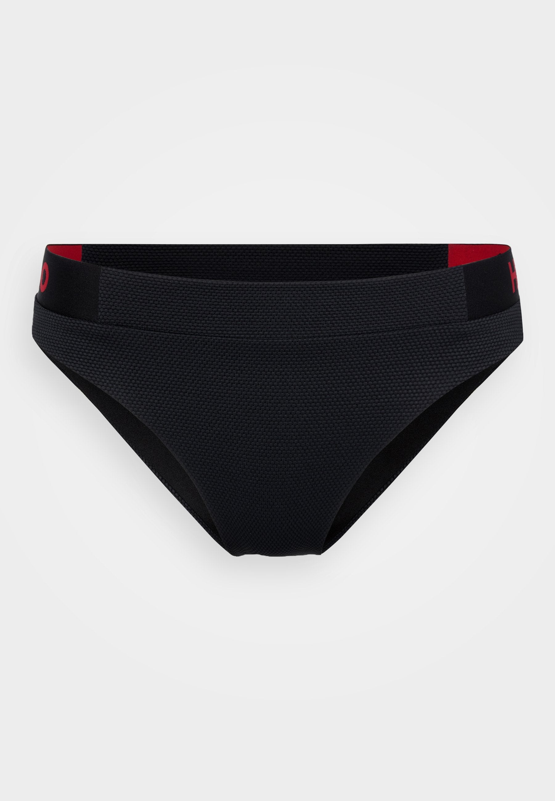Schwarze Bikinihose aus strukturiertem Material, mit einem breiten elastischen Bund in passendem Rot und schwarzem Aufdruck.