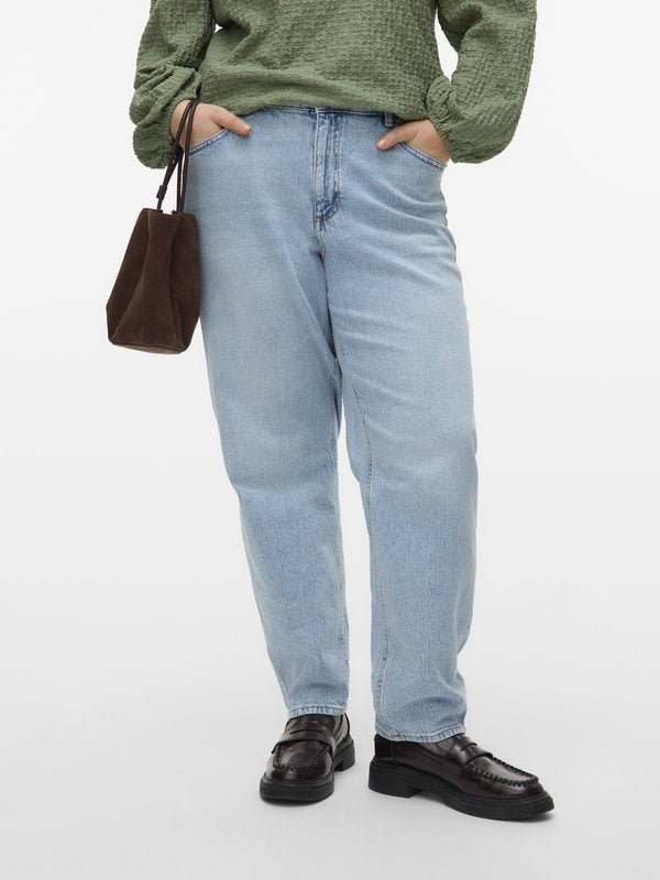 Vero Moda Curve Mom fit VMCTESSA High rise - Mom Jeans - light blue denim