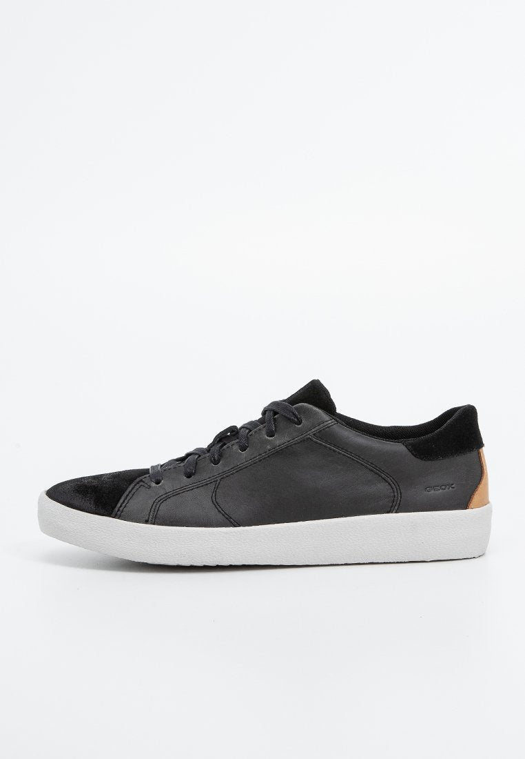 Schwarze Ledersneaker mit Akzenten aus Wildleder, weißer Sohle, runder Form und flachen Schnürsenkeln. Mit einem kleinen, braunen Logo an der Ferse.