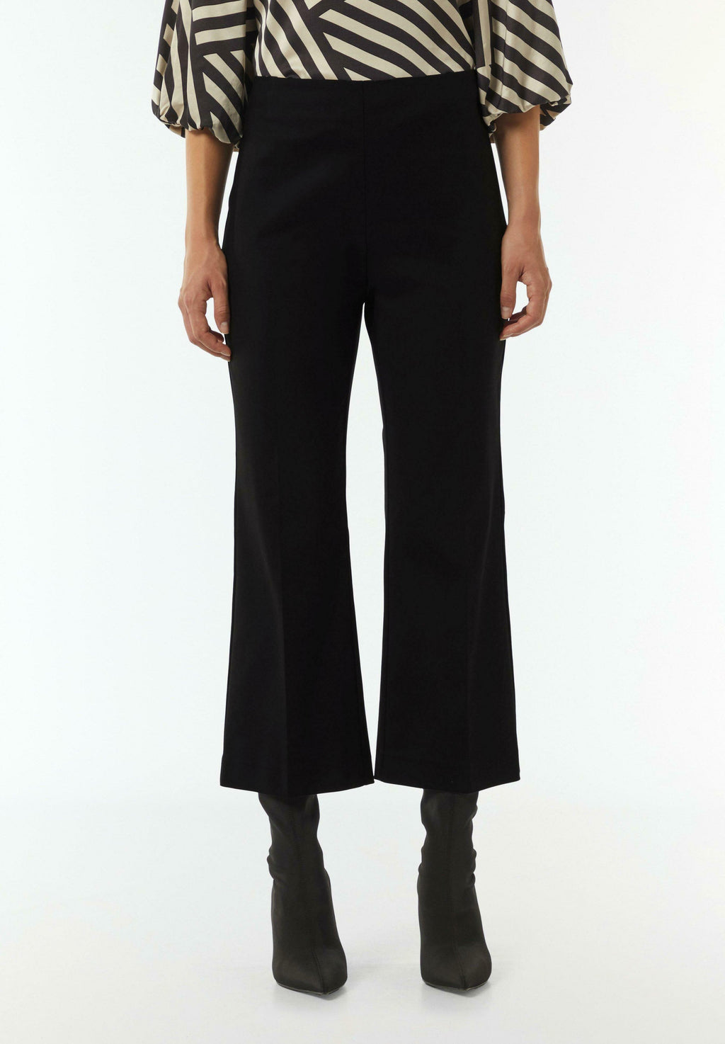 FLARED-LEG-AUS STRETCH Media 3
