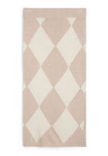 Strickdecke mit einem Diamantmuster in Hellbeige und Creme. Weiche Textur mit einem gerippten Rand oben.