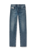 Blaue Denim-Jeans mit geradem Bein, fünf Taschen, faded Waschung und subtilen Abnutzungen an der Vorderseite und am Saum.