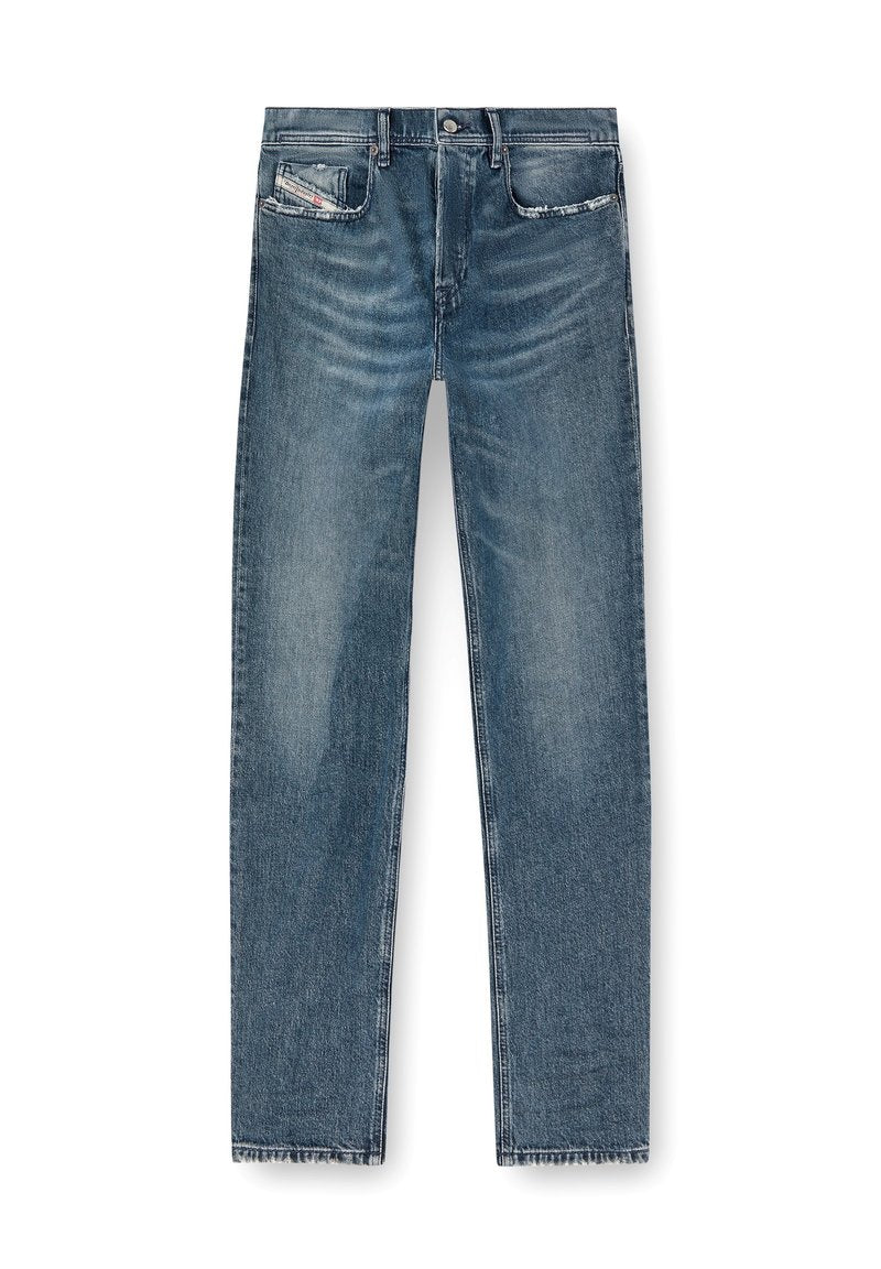Blaue Denim-Jeans mit geradem Bein, fünf Taschen, faded Waschung und subtilen Abnutzungen an der Vorderseite und am Saum.