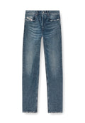 Blaue Denim-Jeans mit geradem Bein, fünf Taschen, faded Waschung und subtilen Abnutzungen an der Vorderseite und am Saum.