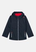 Marineblaue Regenjacke mit rotem Innenfutter, Kapuze, Frontreißverschluss, zwei seitlichen Reißverschlusstaschen und CMP-Logo auf der Brust. Leichtgewichtig und wetterbeständig.