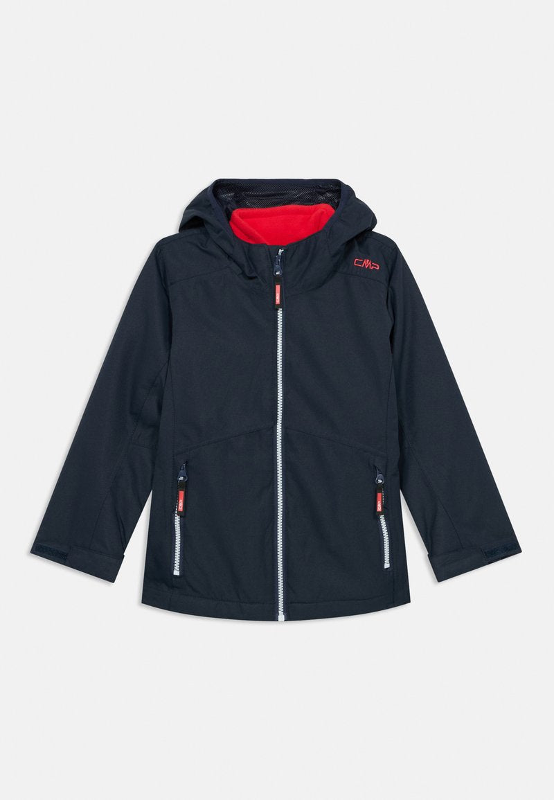 Marineblaue Regenjacke mit rotem Innenfutter, Kapuze, Frontreißverschluss, zwei seitlichen Reißverschlusstaschen und CMP-Logo auf der Brust. Leichtgewichtig und wetterbeständig.