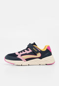 Schwarzer, pinker und goldener Sneaker mit gelber Innenfütterung, Klettverschluss und Gummisohle, von der Seite auf weißem Hintergrund gezeigt.