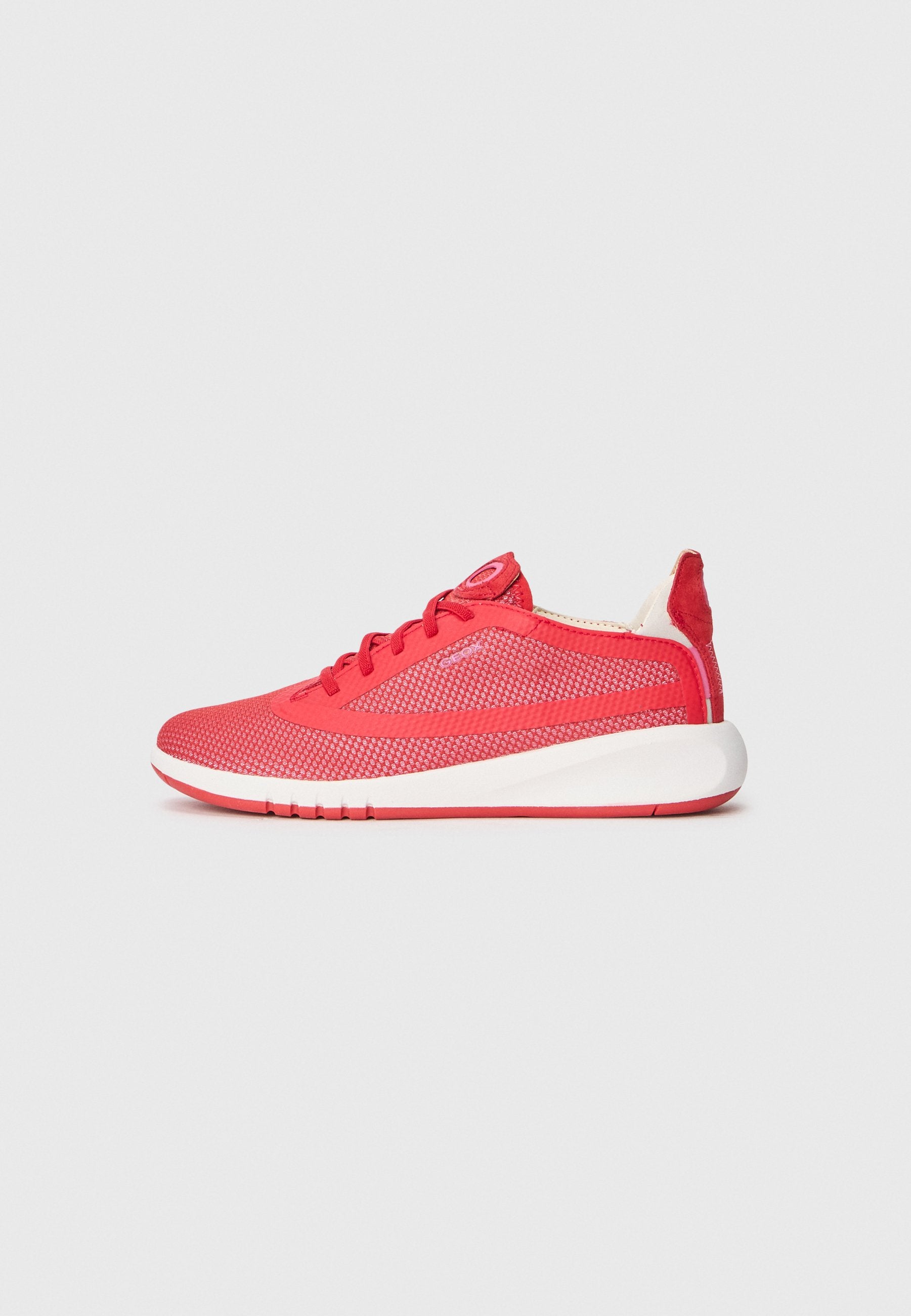 Rote Netz-Sportschuhe mit einer weißen Gummisohle, die ein schlankes Design, flache Schnürsenkel und eine kleine Lasche an der Ferse aufweisen.