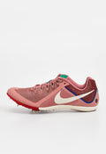 Pinker Sportschuh mit Mesh-Obermaterial, rundem Zehenbereich, weißem Nike-Swoosh und roter Sohle. Verfügt über Akzente in Blau und Grün.